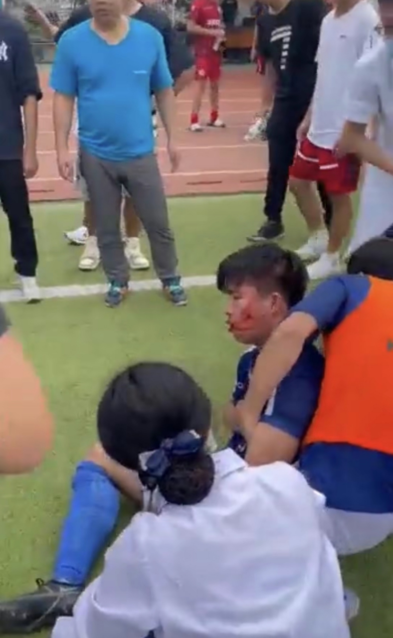 足球比赛中的搏击精神让人感动